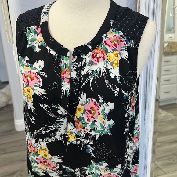 DR2 Black w Shoulder Interest Detail Ladies V Neck Sleeveless Top - Picture 5 of 6